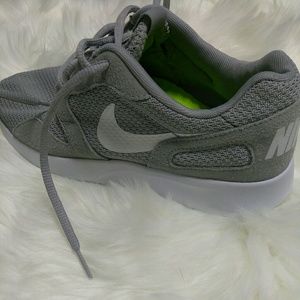 Women's Nike Tanjun sneaker Sz 7.5